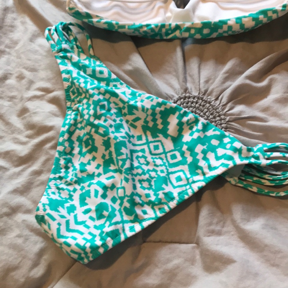 Bikini - Picture 3 of 3
